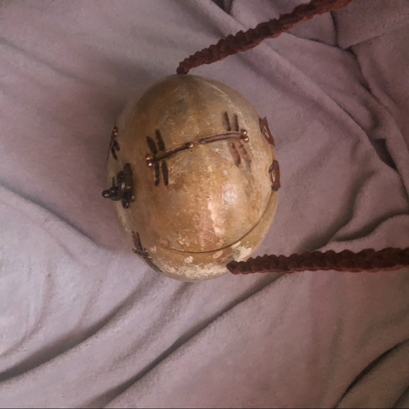 Beautiful Dragonfly hand-carved hard-shell purse - Picture 4 of 12